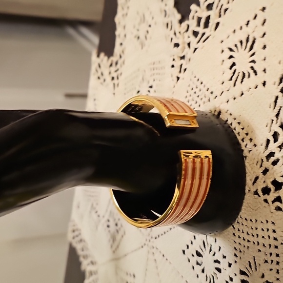 Kate Spade Red/White/Gold HOLIDAY Bangle Braclet w/ idiom "No strings Attached" - Picture 4 of 11